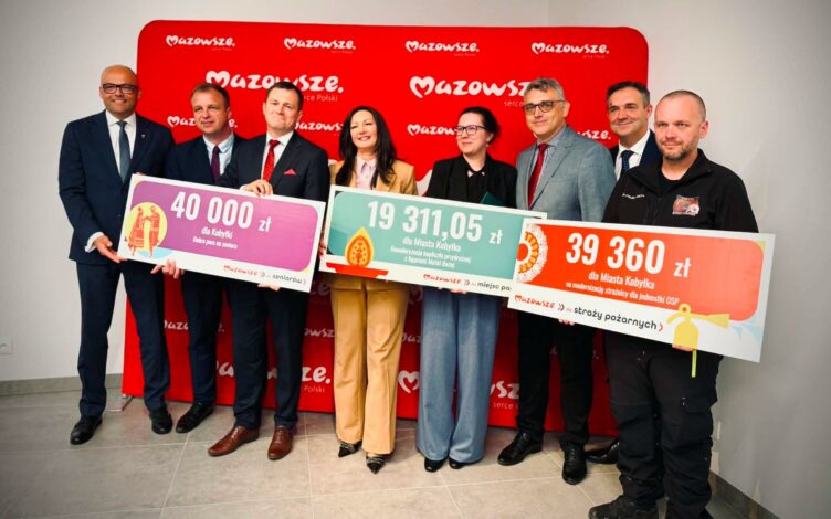 Kobyłka z trzema dotacjami z Mazowsza. Pieniądze trafią do strażaków, seniorów i na odnowienie kapliczki