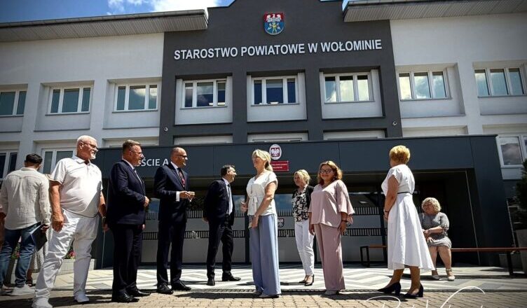 Wyremontowane starostwo otwarte dla mieszkańców. Powiat Wołomiński zakończył pierwszy etap dużej modernizacji