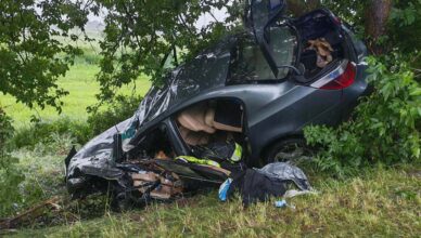 BMW wypadło z drogi i uderzyło w drzewo, 24-latek walczy o życie