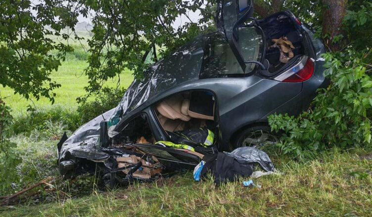 BMW wypadło z drogi i uderzyło w drzewo, 24-latek walczy o życie
