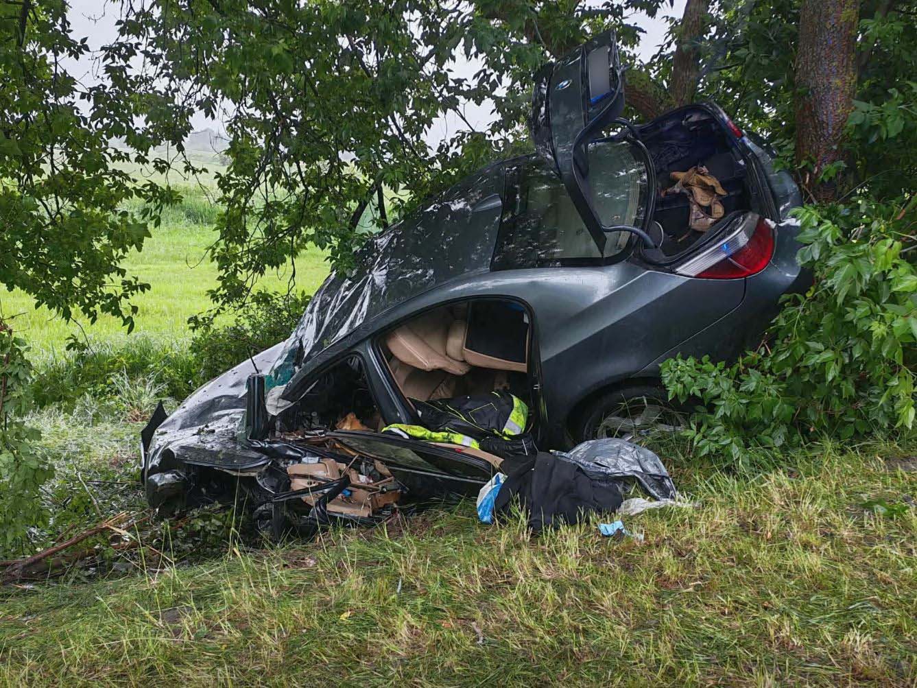 BMW wypadło z drogi i uderzyło w drzewo, 24-latek walczy o życie