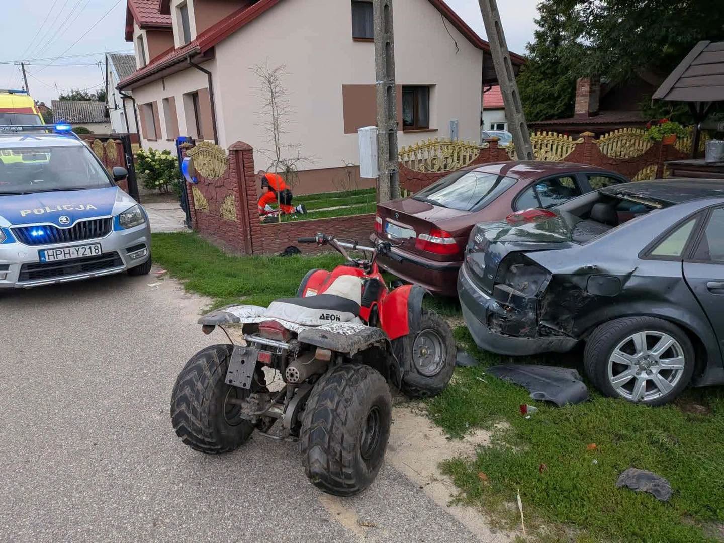 Dramatyczny wypadek quada w Setropiu. 17-latek staranował dwa samochody i ogrodzenie, w ciężkim stanie trafił do szpitala