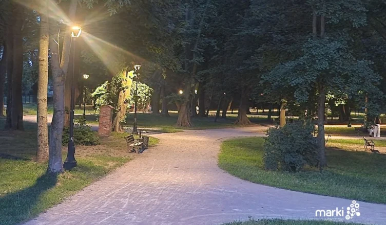 Marki - Nowe oprawy latarni w Parku Briggsów