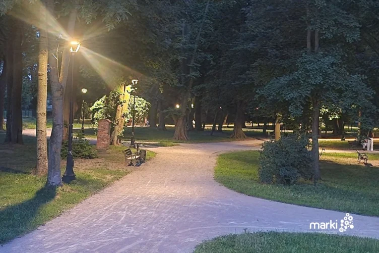 Marki - Nowe oprawy latarni w Parku Briggsów