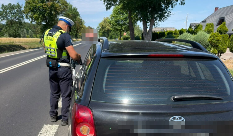 Brawura i brak uprawnień. Kierowca toyoty odpowie przed sądem