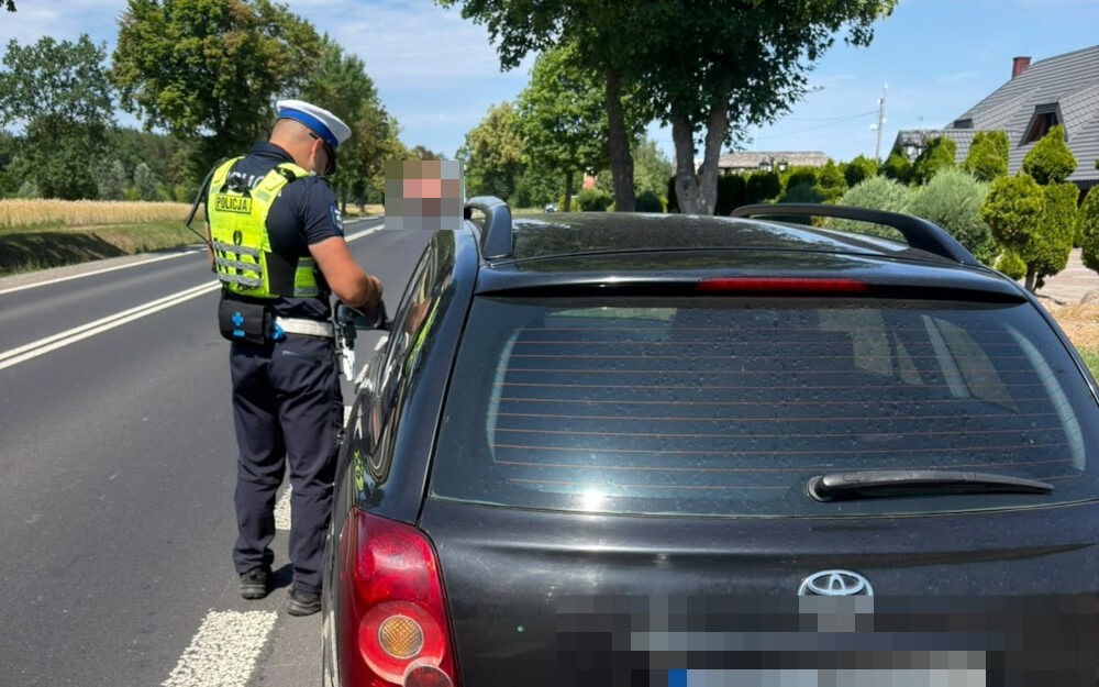 Brawura i brak uprawnień. Kierowca toyoty odpowie przed sądem