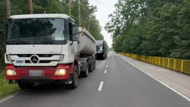 Pięć mandatów dla jednego kierowcy, drugi bez wymaganych uprawnień do kierowania ciężarówką