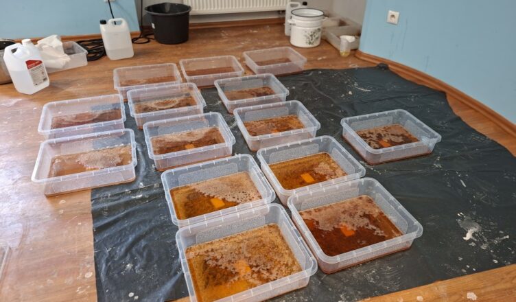 Rozbite laboratorium syntetyków w Józefowie. Policjanci zabezpieczyli 30 kg narkotyków.