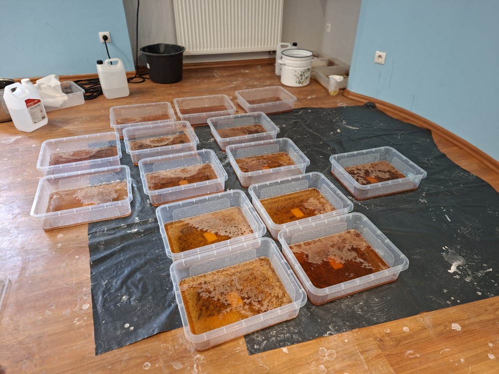 Rozbite laboratorium syntetyków w Józefowie. Policjanci zabezpieczyli 30 kg narkotyków.