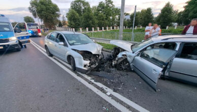 Policjant Oddziału Prewencji Policji w Płocku w czasie wolnym od służby udzielał pomocy uczestnikom wypadku