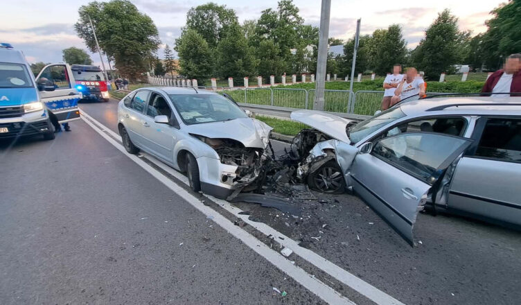 Policjant Oddziału Prewencji Policji w Płocku w czasie wolnym od służby udzielał pomocy uczestnikom wypadku