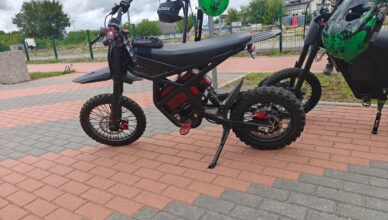 Policjanci kontrolują użytkowników hulajnóg i rowerów elektrycznych