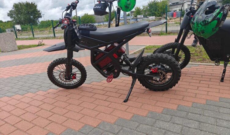 Policjanci kontrolują użytkowników hulajnóg i rowerów elektrycznych