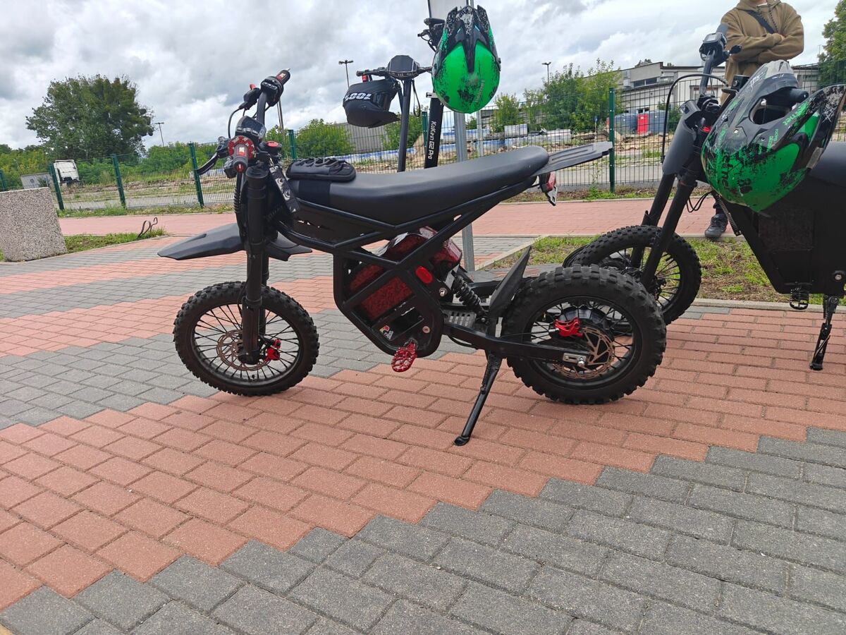 Policjanci kontrolują użytkowników hulajnóg i rowerów elektrycznych