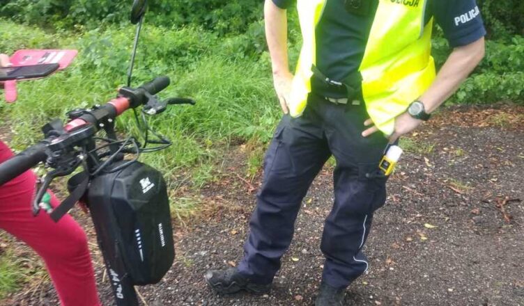 14-latka jadąc hulajnogą elektryczną przewróciła się - ona i jej pasażerka trafiły do szpitala. Obydwie nie miały OBOWIĄZKOWEGO kasku