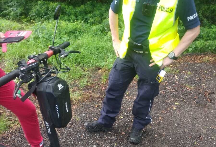 14-latka jadąc hulajnogą elektryczną przewróciła się - ona i jej pasażerka trafiły do szpitala. Obydwie nie miały OBOWIĄZKOWEGO kasku
