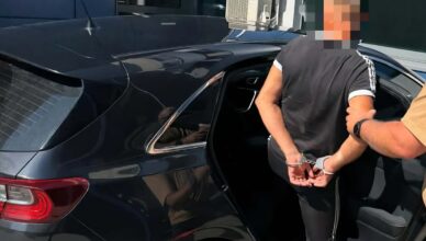 Kryminalni zatrzymali dwóch poszukiwanych. Jeden wyszedł na spacer, drugi ukrywał się pod łóżkiem