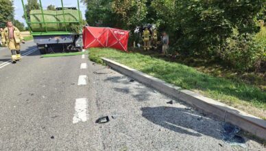 Tragiczny wypadek na DK-60 w miejscowości Nasierowo-Dziurawieniec. Nie żyje 28-letni kierowca Tesli