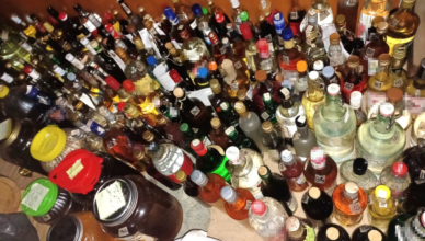 300 litrów nielegalnego alkoholu i domowa linia produkcyjna zlikwidowane przez policjantów