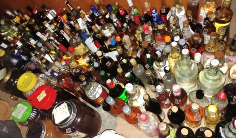 300 litrów nielegalnego alkoholu i domowa linia produkcyjna zlikwidowane przez policjantów