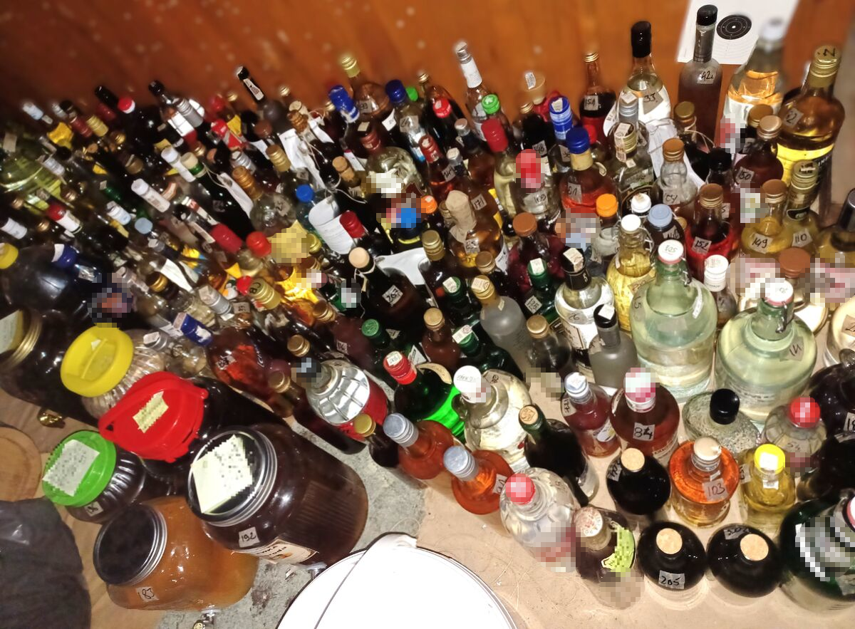 300 litrów nielegalnego alkoholu i domowa linia produkcyjna zlikwidowane przez policjantów