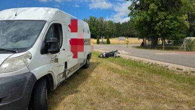 Zderzenie busa z motorowerem – jedna osoba trafiła do szpitala