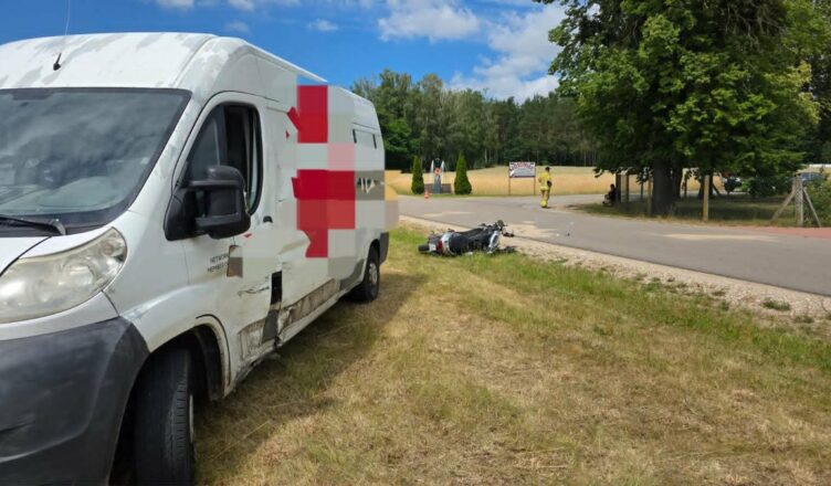Zderzenie busa z motorowerem – jedna osoba trafiła do szpitala