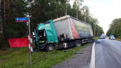 Czołowe zderzenie osobówki z ciężarówką. Jedna osoba nie żyje