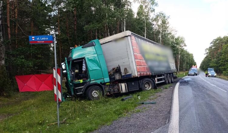 Czołowe zderzenie osobówki z ciężarówką. Jedna osoba nie żyje