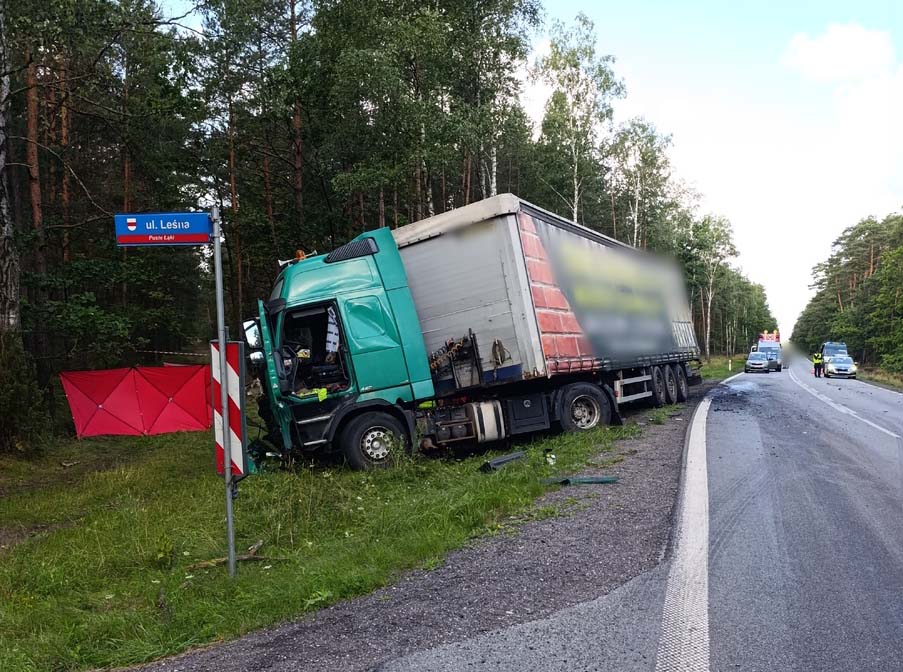 Czołowe zderzenie osobówki z ciężarówką. Jedna osoba nie żyje