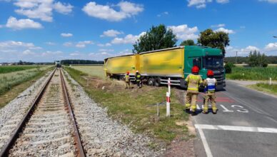 Szynobus uderzył w ciężarówkę na przejeździe w Kaczorowach. W środku było 12 pasażerów