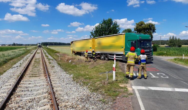 Szynobus uderzył w ciężarówkę na przejeździe w Kaczorowach. W środku było 12 pasażerów