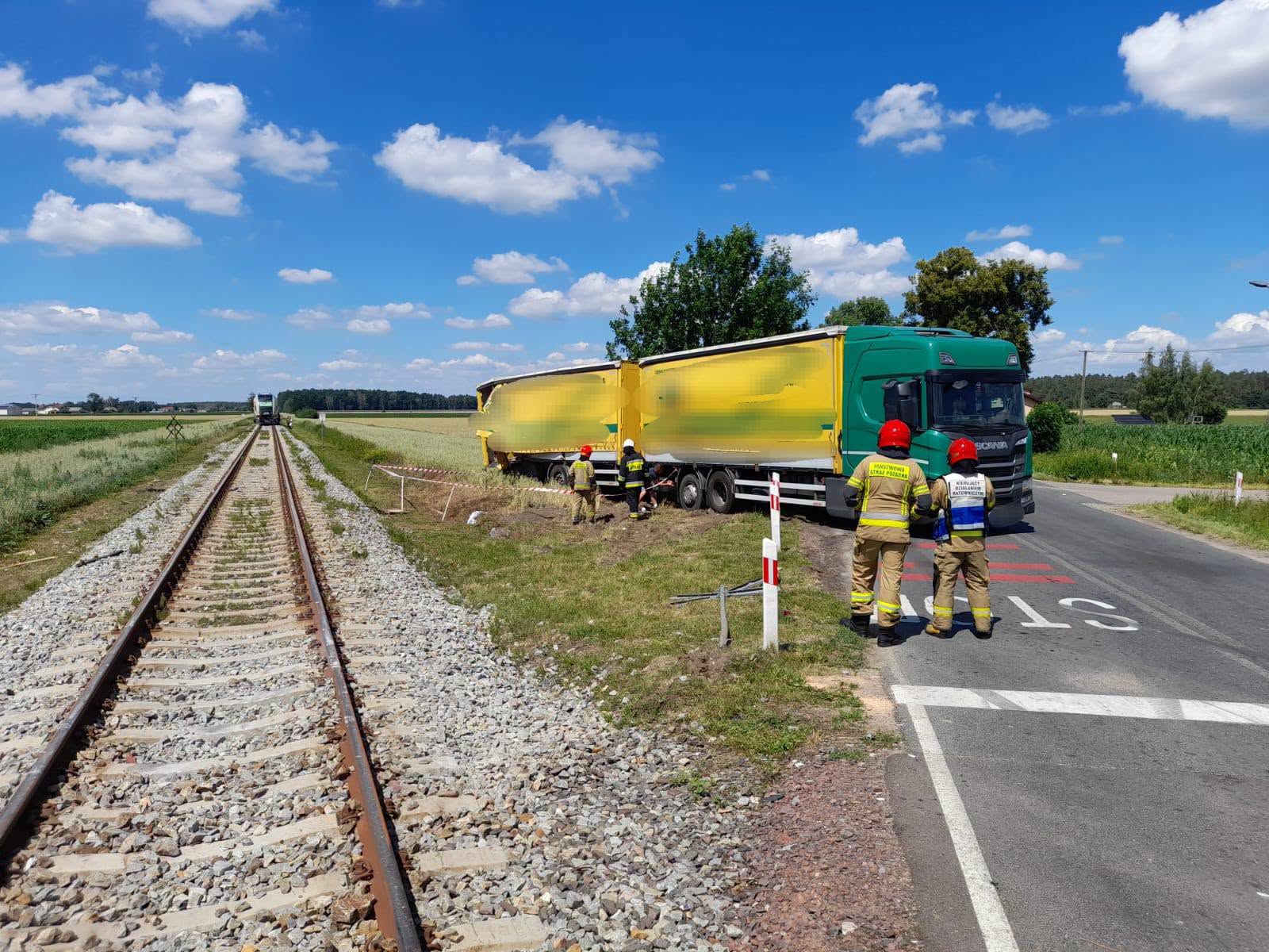 Szynobus uderzył w ciężarówkę na przejeździe w Kaczorowach. W środku było 12 pasażerów
