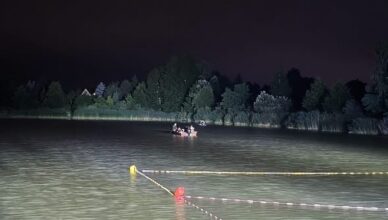 Nocne poszukiwania na gliniankach w Zielonce. Mężczyzna zniknął pod wodą, akcję przerwała burza