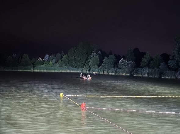 Nocne poszukiwania na gliniankach w Zielonce. Mężczyzna zniknął pod wodą, akcję przerwała burza