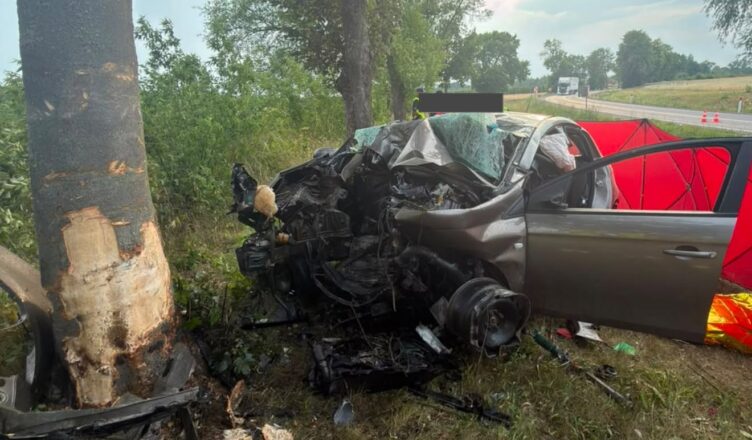 Tragiczny wypadek na DW707. Samochód uderzył w drzewo, jedna osoba zginęła na miejscu
