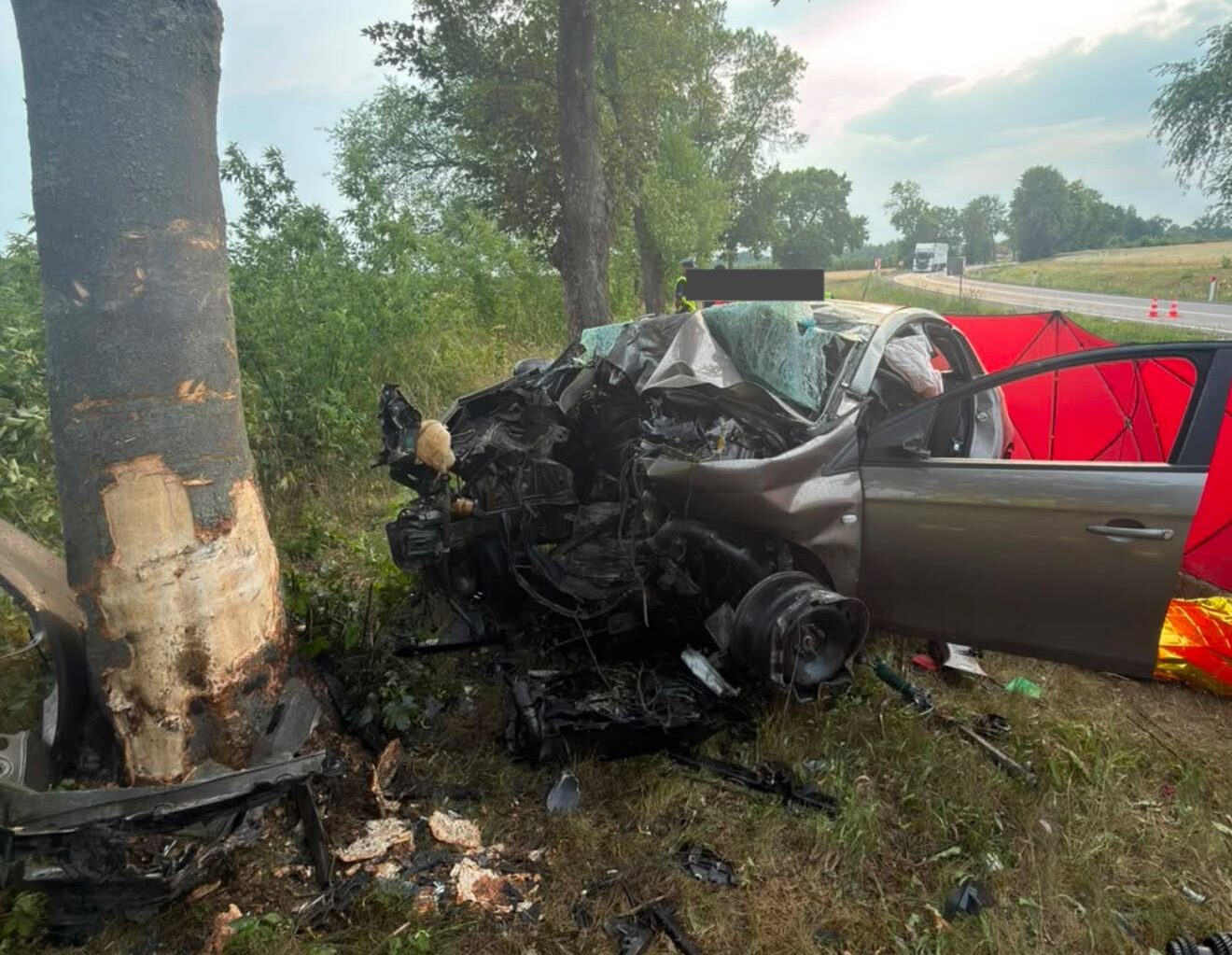 Tragiczny wypadek na DW707. Samochód uderzył w drzewo, jedna osoba zginęła na miejscu