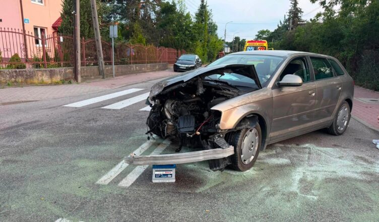Zderzenie dwóch osobówek w Legionowie. Jedna osoba poszkodowana, na miejscu pracowały służby