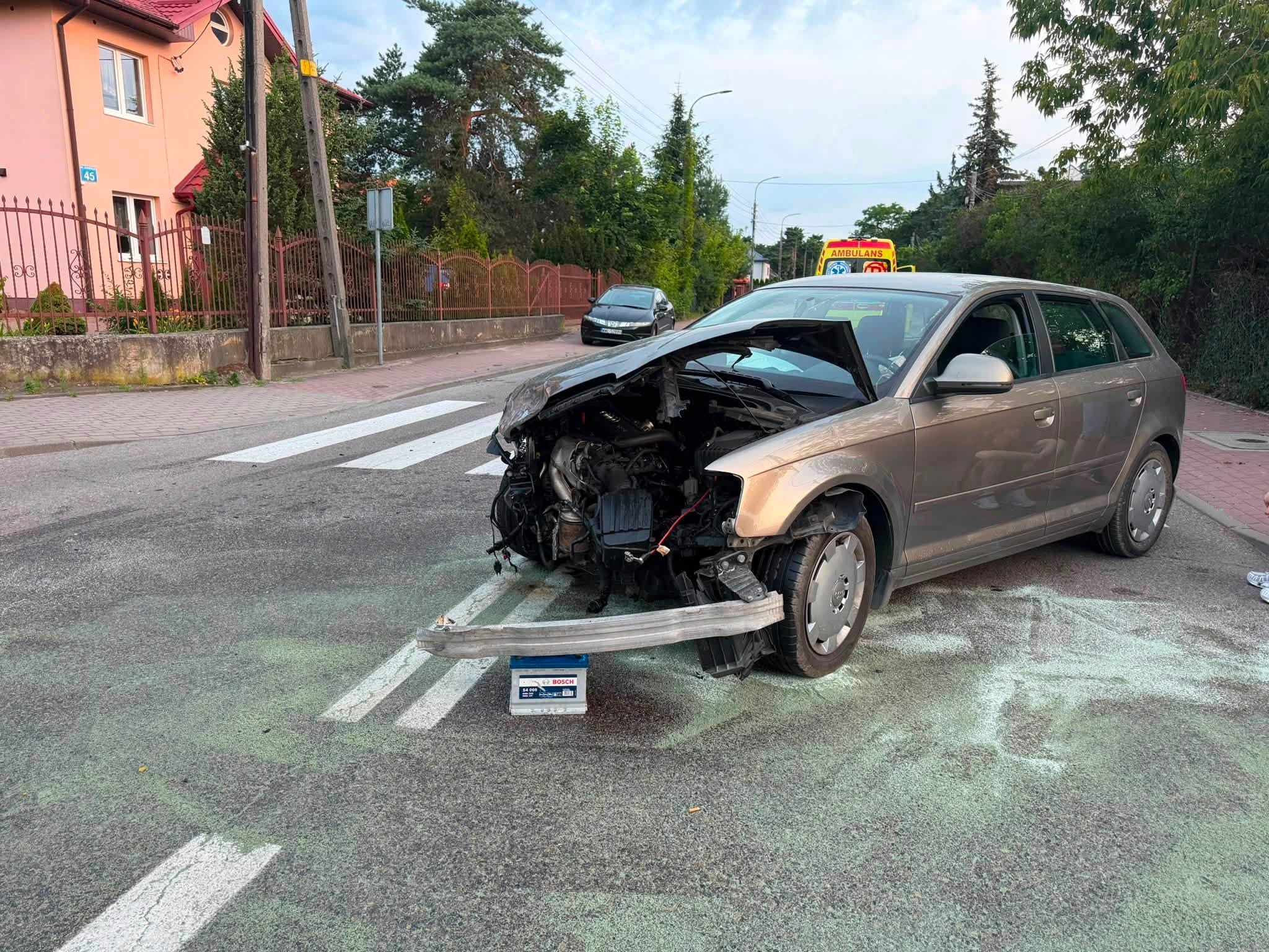 Zderzenie dwóch osobówek w Legionowie. Jedna osoba poszkodowana, na miejscu pracowały służby