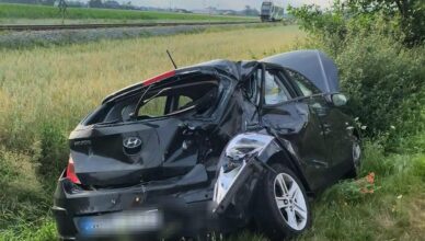 Auto wjechało na niestrzeżony przejazd. Chwilę później uderzył w nie szynobus