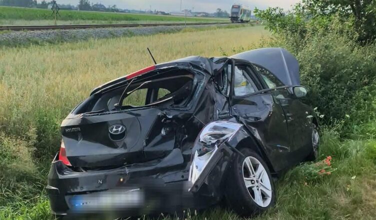 Auto wjechało na niestrzeżony przejazd. Chwilę później uderzył w nie szynobus