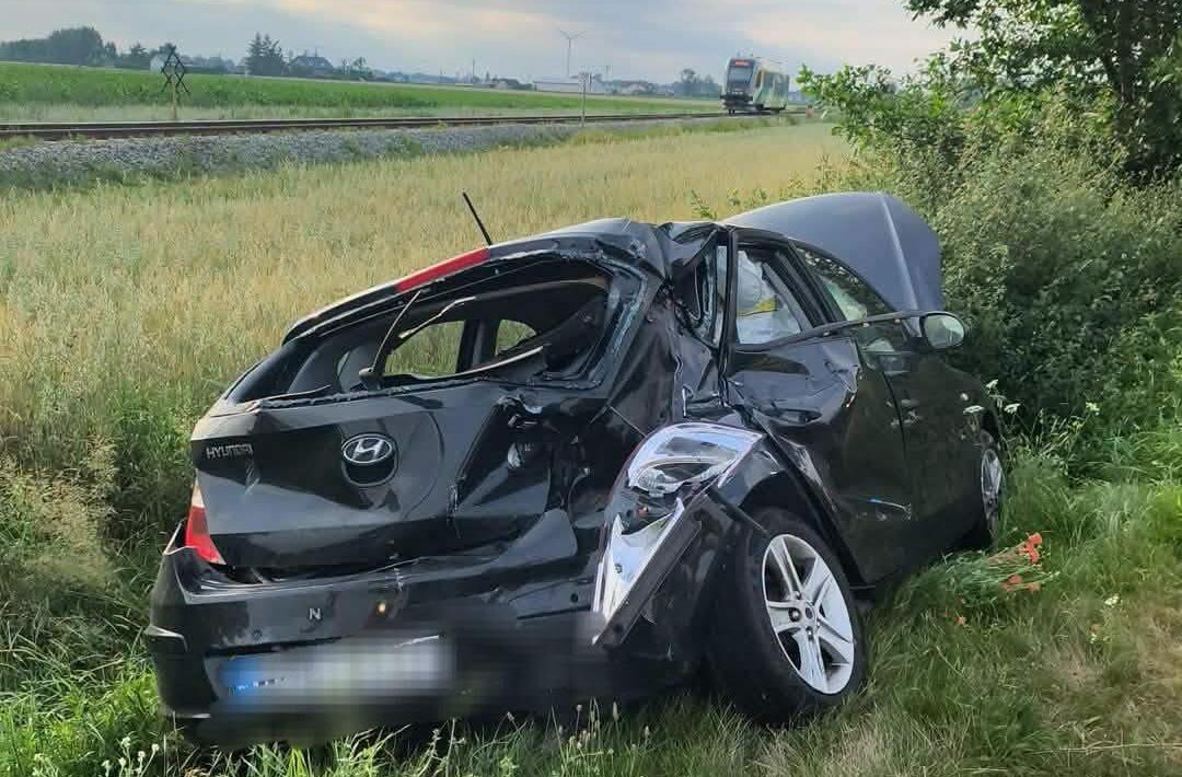 Auto wjechało na niestrzeżony przejazd. Chwilę później uderzył w nie szynobus