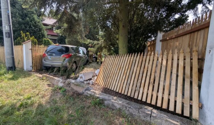 Auto wypadło z drogi i uderzyło w ogrodzenie posesji. Kierowca trafił do szpitala