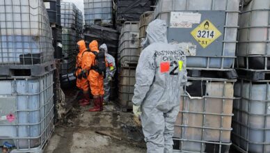 Kolejny alarm na składowisku przy Łukasiewicza 11. Beczka leżała między zbiornikami, wokół był czerwony płyn