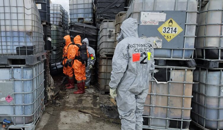 Kolejny alarm na składowisku przy Łukasiewicza 11. Beczka leżała między zbiornikami, wokół był czerwony płyn