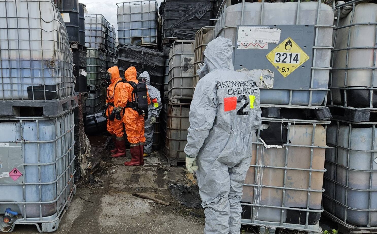 Kolejny alarm na składowisku przy Łukasiewicza 11. Beczka leżała między zbiornikami, wokół był czerwony płyn