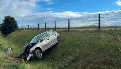 Groźny wypadek w Ludwinowie Dębskim. Auto wypadło z drogi, dwie osoby trafiły do szpitala