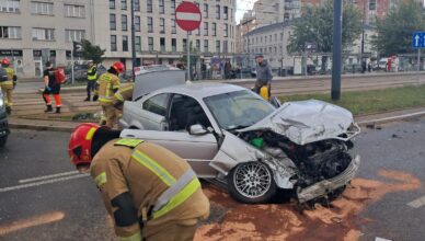 Zderzenie osobówki z dźwigiem Tramwajów Warszawskich. Kierowca trafił do szpitala