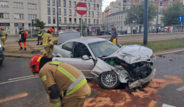 Zderzenie osobówki z dźwigiem Tramwajów Warszawskich. Kierowca trafił do szpitala