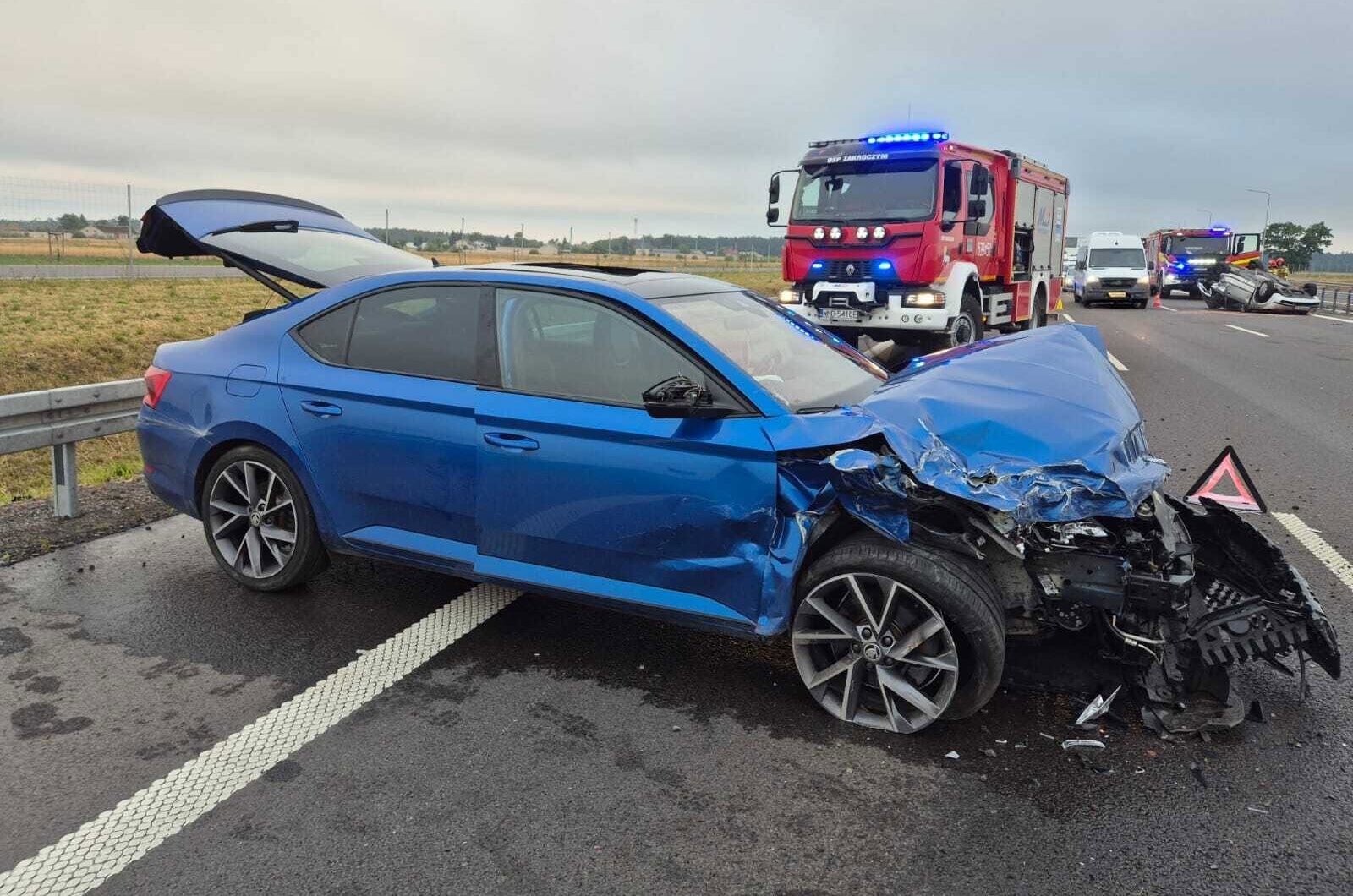 Zderzenie dwóch osobówek na S7, w Zakroczymiu, Jedna osoba poszkodowana, na miejscu, pracowały służby